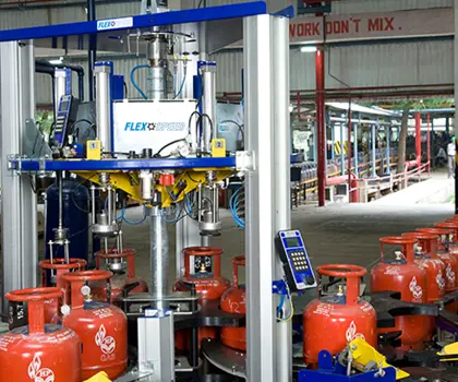 image of a FLEXSPEED element and red LPG cylinders on a chain conveyor